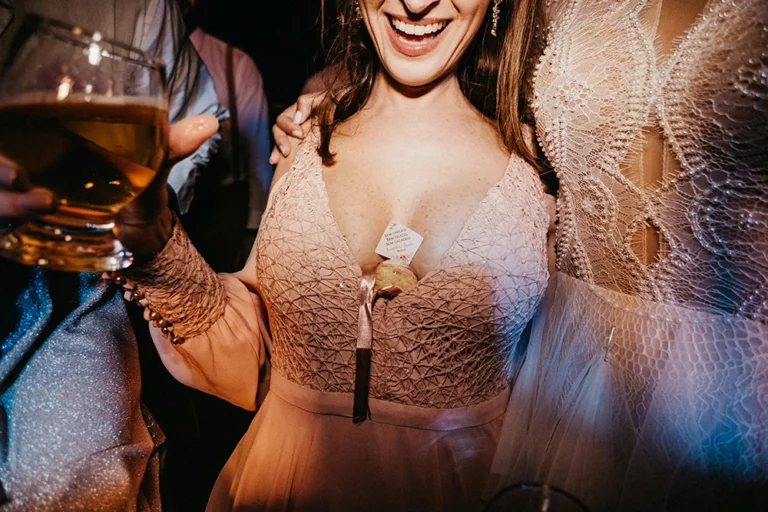 Décolleté femme en soirée libertine dans un club