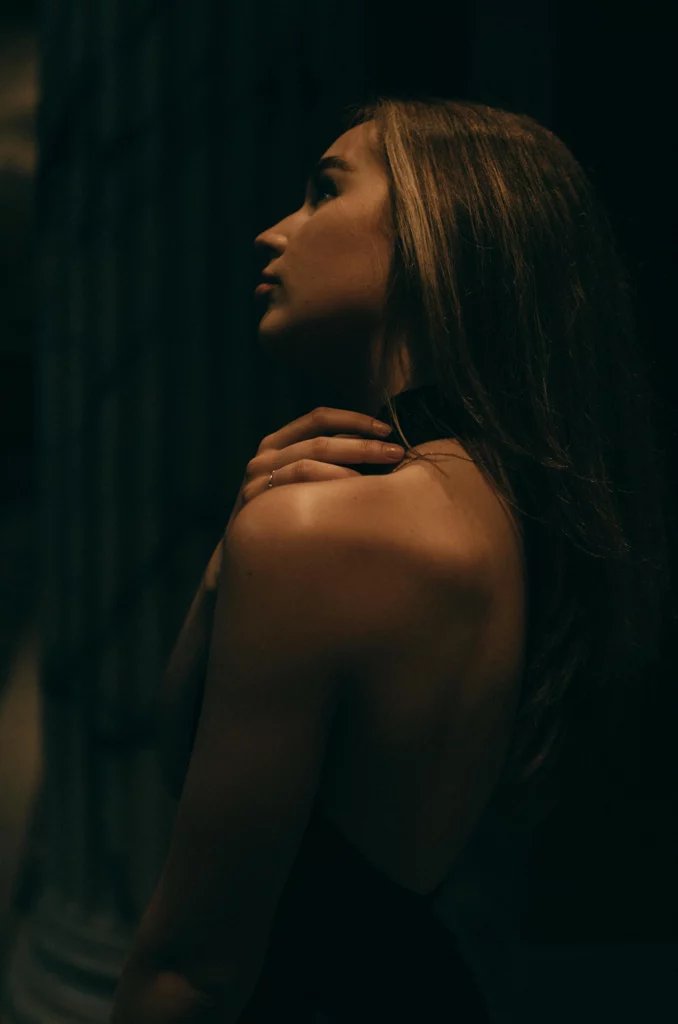 Femme dans un clair-obscur avec un jeu de lumiere - Club privé libertin YC76